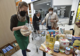 Lidé dnes nakupují potraviny pro&nbsp;potřebné, hodí se konzervy i&nbsp;těstoviny