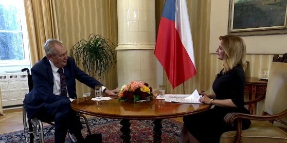 “Sedíte si na uších.” Zeman schytal za urážení moderátorky ostrou kritiku