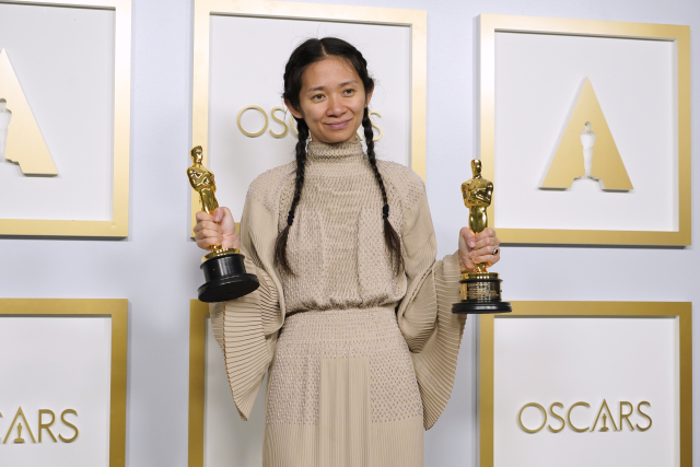 Oscara za nejlepší film dostala Země nomádů. Režisérka Chloé Zhao se zapsala do historie