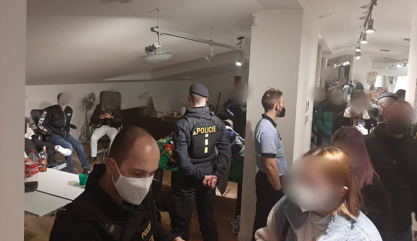 Policie ukončila nelegální párty v jednom z pražských podkrovních bytů
