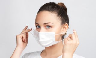 Influencerka si roušku na&nbsp;obličej pouze namalovala. Kvůli hloupému videu jí zabavili pas