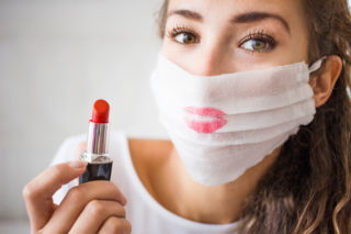 Jak si nerozmazat rtěnku po&nbsp;roušce? Kosmetička sdílela jednoduchý tip