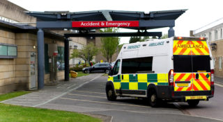 Seniorka se po&nbsp;dlouhých týdnech těšila z&nbsp;nemocnice domů. Bohužel ji záchranáři uložili do postele v&nbsp;cizím domě