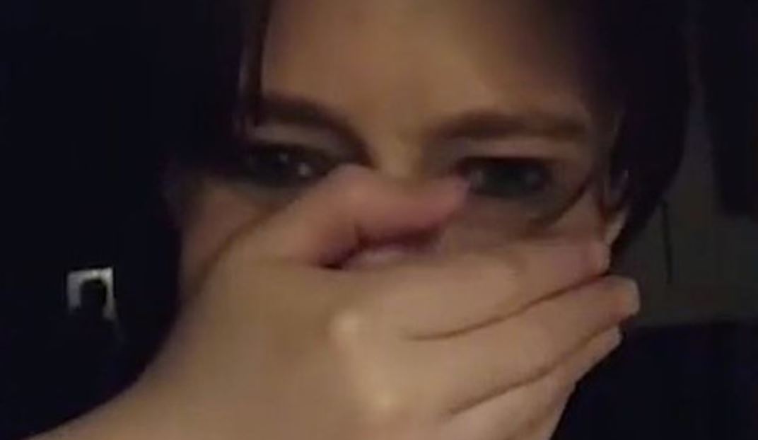 Žena během natáčení videa zachytila záhadnou postavu: Nikdo takový v&nbsp;domě nebyl, tvrdí