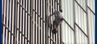 Britský lezec bez jištění vylezl na&nbsp;nejvyšší evropský mrakodrap