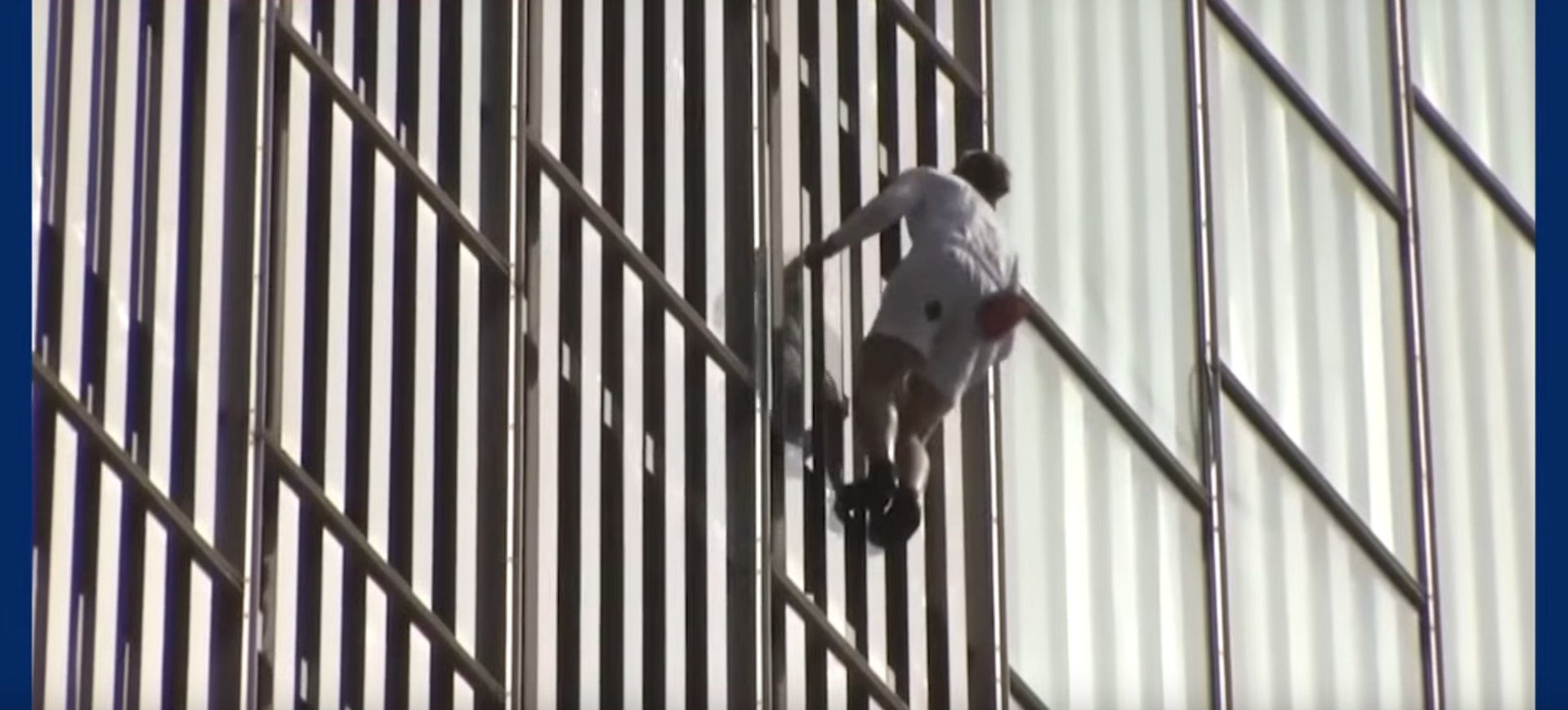 Britský lezec bez jištění vylezl na&nbsp;nejvyšší evropský mrakodrap