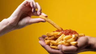 Jste očkování? Dostanete hranolky zdarma! Síť fást-foodů rozjela speciální kampaň