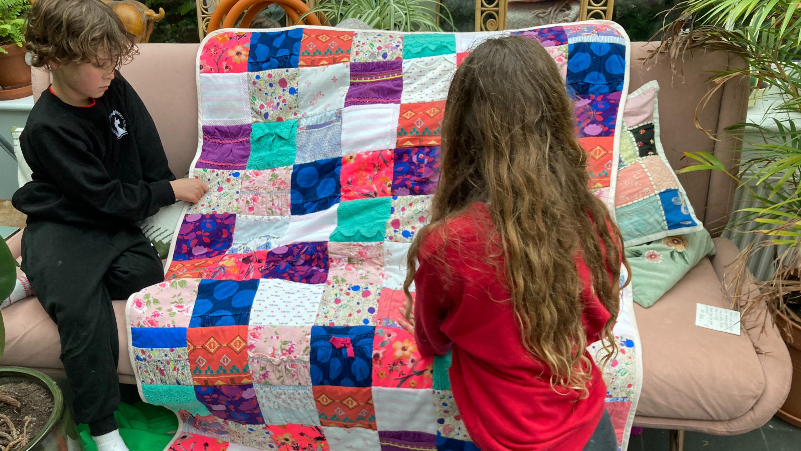 Co udělat se starým dětským oblečením? Vyrobte si vzpomínkovou deku