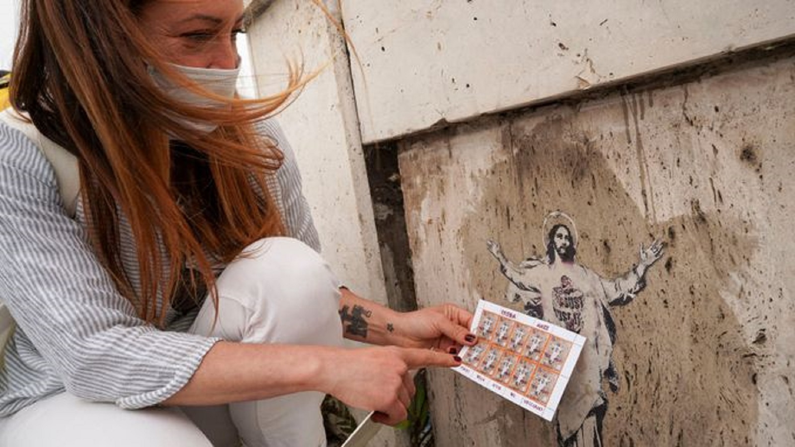 Výtvarnice zažalovala Vatikán: Využil její grafitti Ježíše na známkách