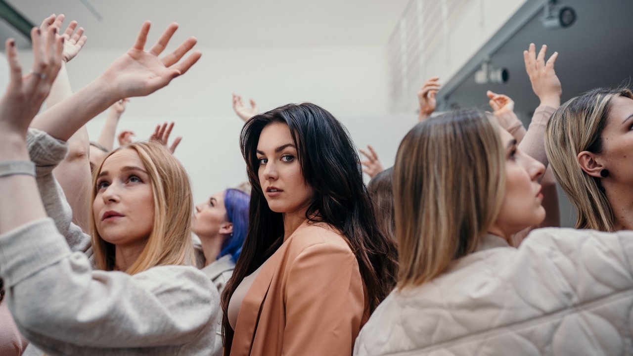 Ze syna Ewy Farné roste stylový rocker. Podívejte se, jak si užívá koncert