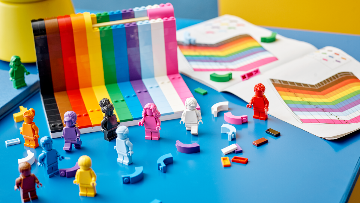 Společnost LEGO představila první LGBT stavebnici. Figurky jsou v&nbsp;barvách duhy a&nbsp;mají nejasné pohlaví