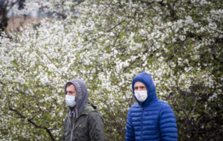 Od 10.&nbsp;5.&nbsp;budou muset lidé venku mít zakrytá ústa a&nbsp;nos jen při&nbsp;blízkém setkání