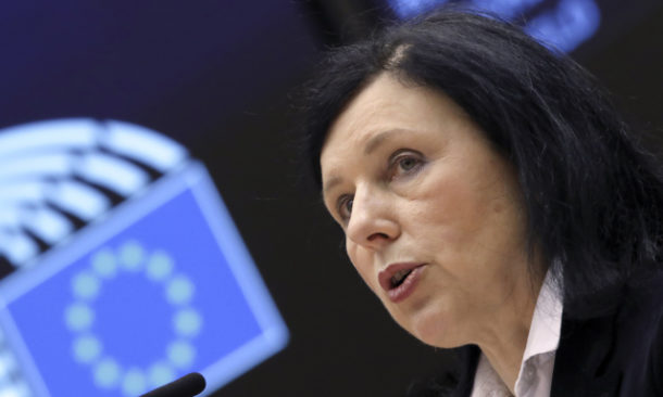 Je to mrzuté a&nbsp;reputačně to nepomáhá, řekla k&nbsp;vládní krizi v&nbsp;Česku eurokomisařka Věra Jourová