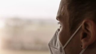 Manželka je z&nbsp;něj zoufalá: Starostlivý chlapík nosí roušku pořád. I&nbsp;při&nbsp;sexu