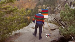GALERIE: Umělec, který zavítá do nejrůznějších koutů světa, aby si namaloval vlastní košili