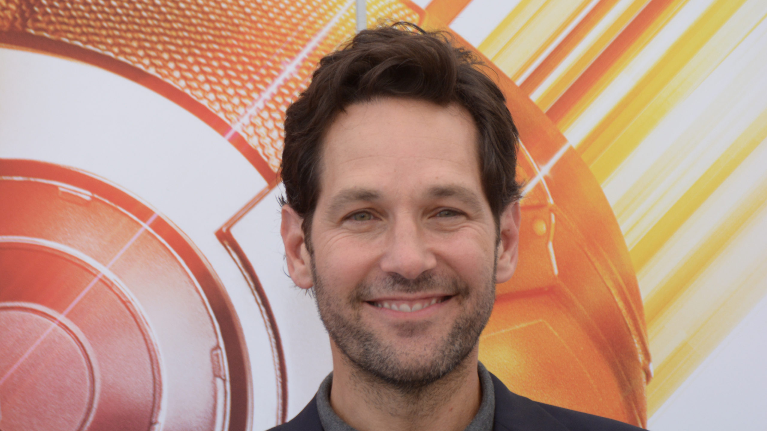 Paul Rudd překvapil fanoušky stříbrnými vlasy. Konečně vypadá na svůj věk, chválí ho