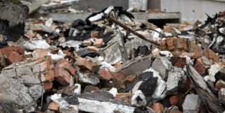 Mladík měl obrovské štěstí! Zřícená část domu ho jen těsně minula