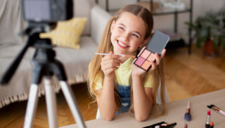 Z čtyřleté holčičky se stala profesionální vizážistka! Dospělé ženy učí, jak se správně malovat