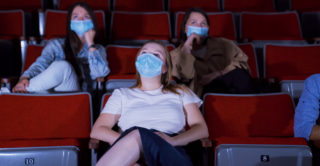 Část jednosálových kin otevírá své brány divákům. Multiplexy zůstávají zavřené