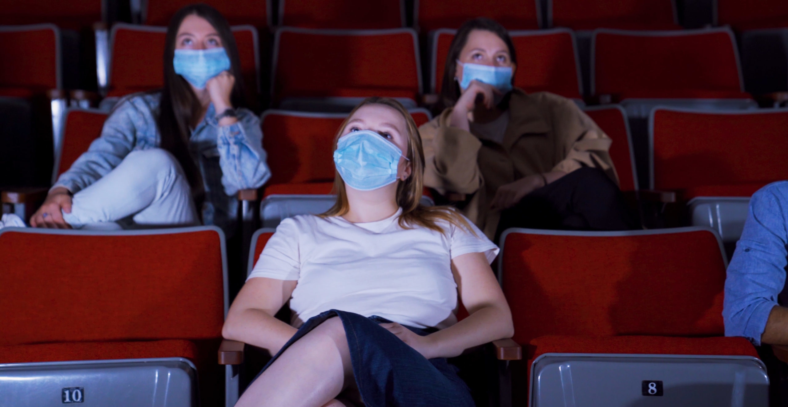 Část jednosálových kin otevírá své brány divákům. Multiplexy zůstávají zavřené