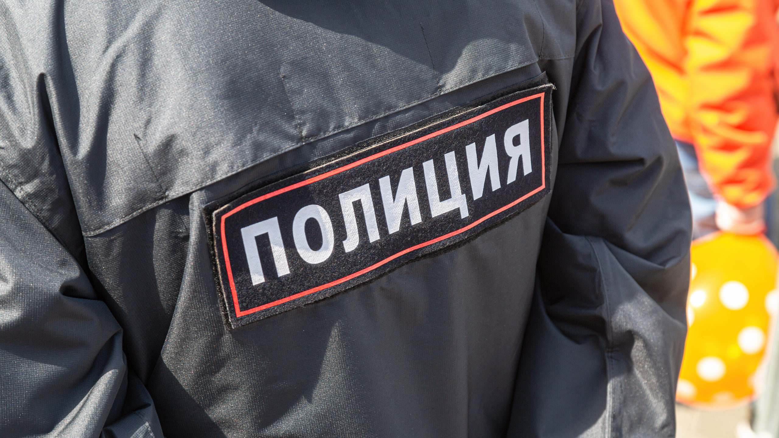 Dojemné setkání po letech: Policista zachránil holčičku před teroristy, dnes je z ní krásná slečna