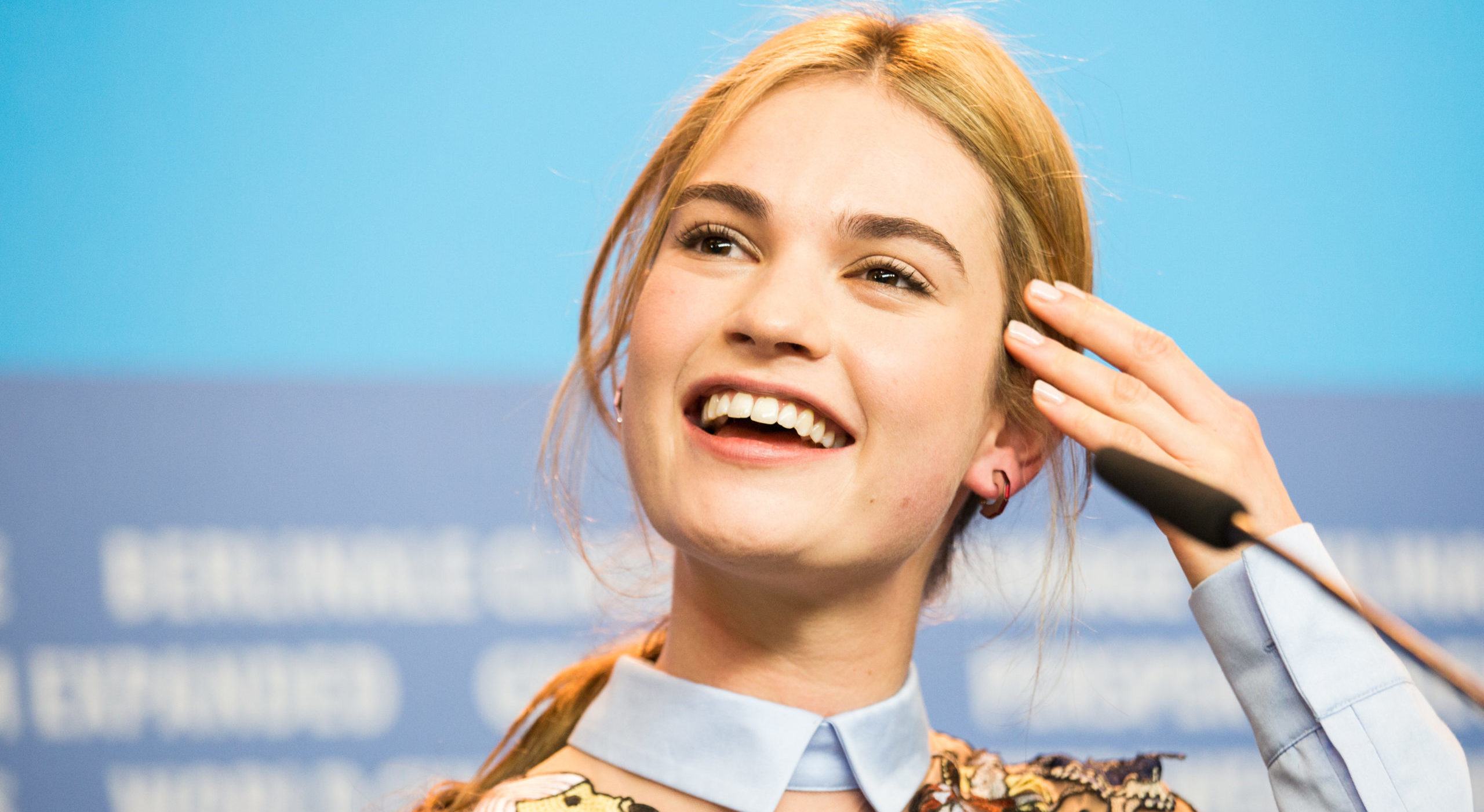 Nová Pamela Anderson! Herečka Lily James se na natáčení nového seriálu poprvé objevila v proslulých rudých plavkách