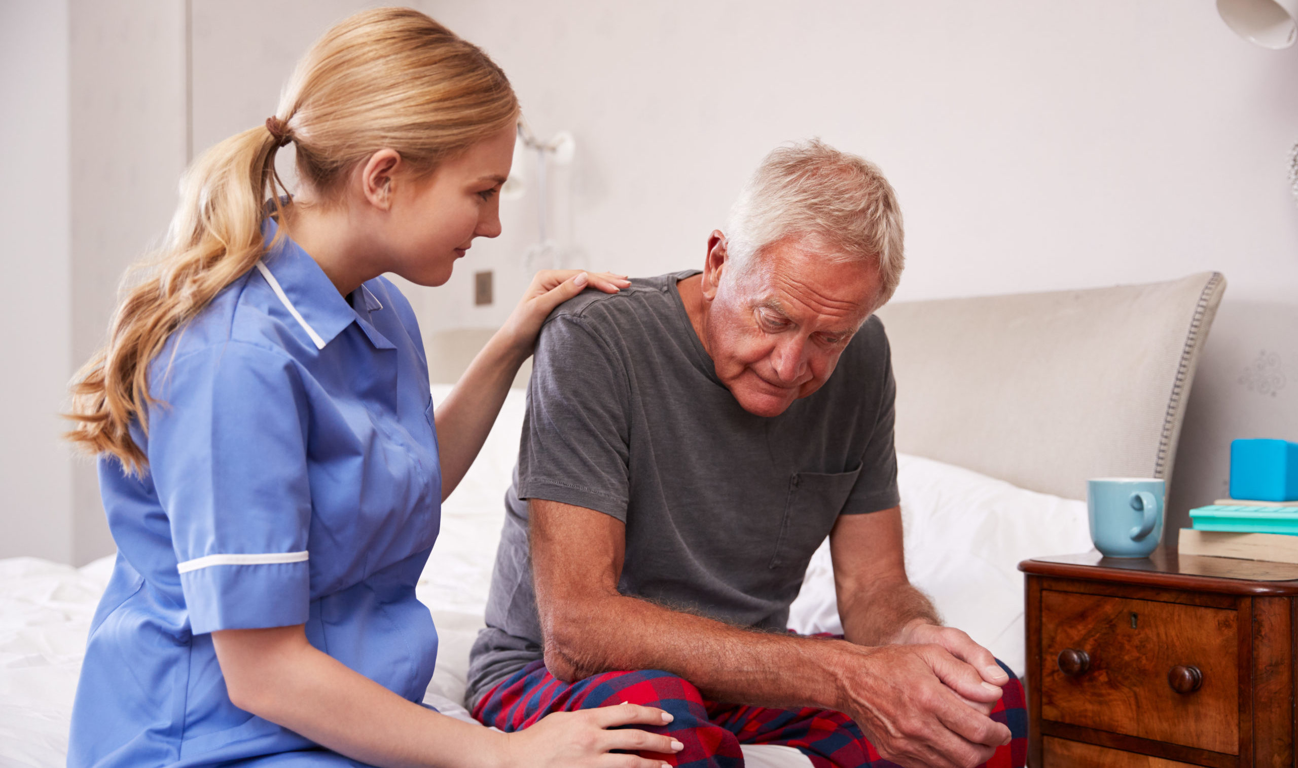 Sestřička se oddaně starala o důchodce v domově seniorů. Ti netušili, že je mezitím stíhá okrádat