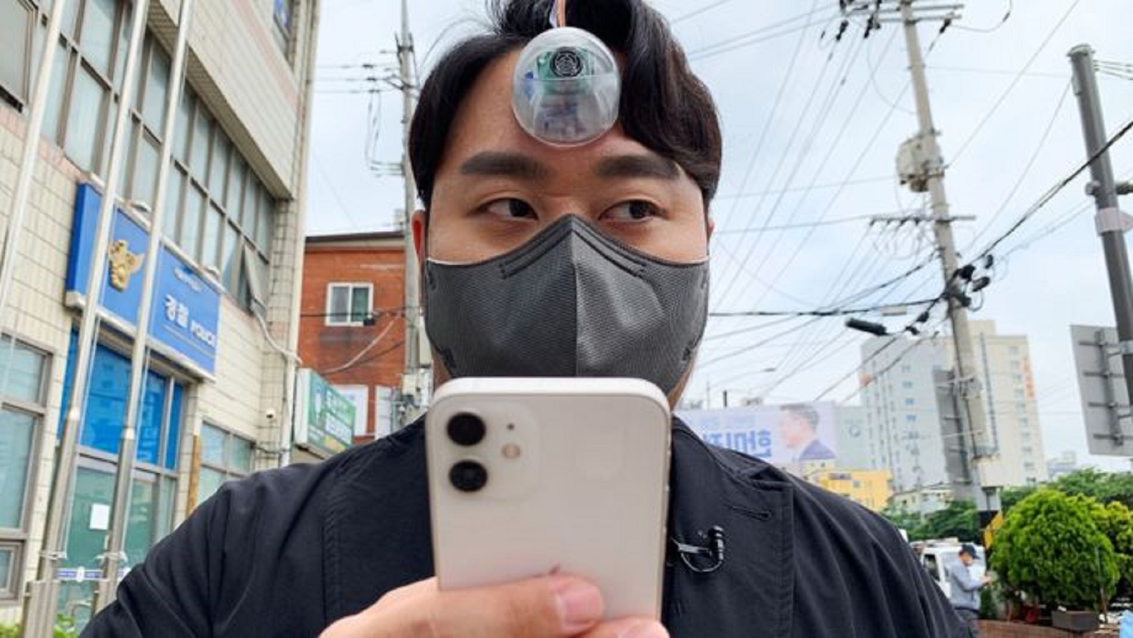 Neodtrhnete oči od mobilu? Tady máte pomocníka při chůzi! Korejec vymyslel “třetí oko”