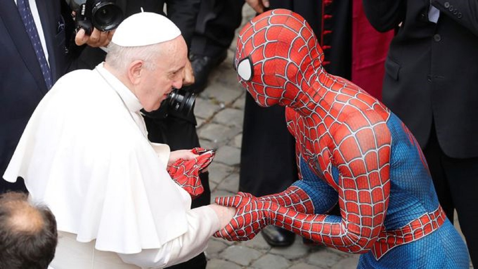 Netradiční setkání: Papež se potkal se Spider-Manem. Superhrdina mu věnoval masku
