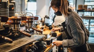 Bez pozdravu vás káva vyjde dráž: Kavárna určuje cenu podle toho, jak se host chová