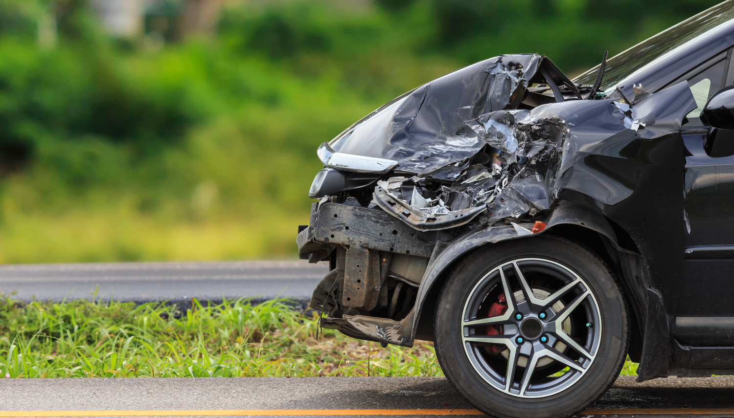 Automobil blokoval farmáři průjezd. Rozzuřený muž ho zdemoloval