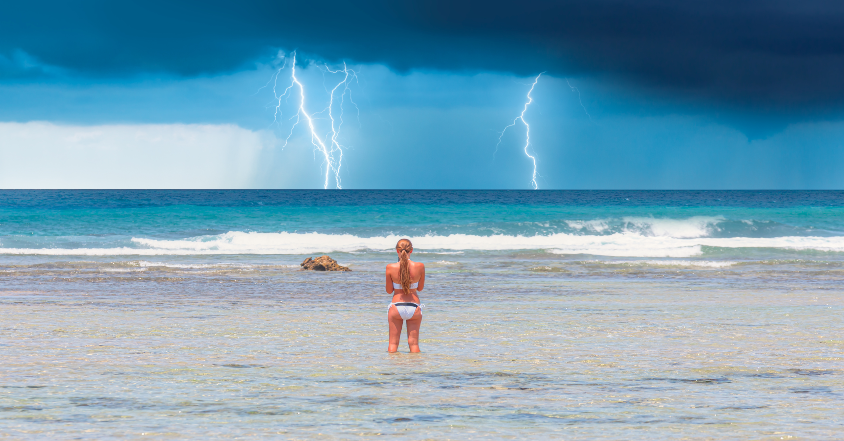 Dívka si šla zaplavat. V&nbsp;moři do ní uhodil blesk