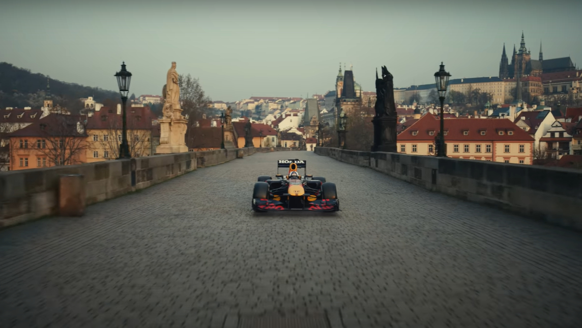 RedBull zveřejnil kontroverzní reklamu s formulí na Karlově mostě. Magistrát prý s jízdou nesouhlasil