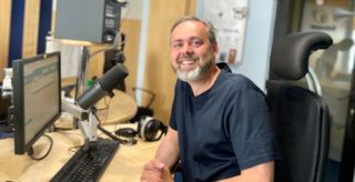 Honza Dědek: Psaní do novin a&nbsp;moderování je jako divadlo a&nbsp;film. Jsou to odlišné disciplíny, ale baví mě