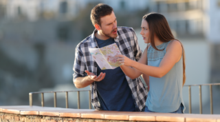 Pár se nechal strhnout hádkou. Vylomil zábradlí a&nbsp;vypadl z&nbsp;výšky sedmi metrů