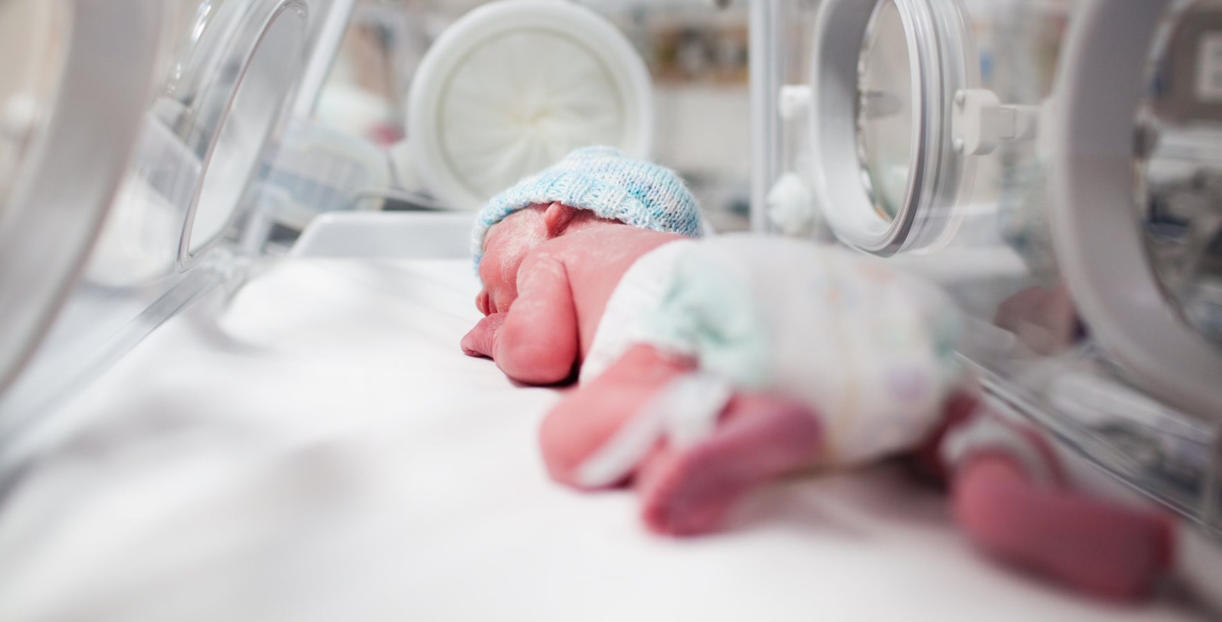 Šance na přežití po narození byla téměř nulová. Malý hrdina to nevzdal a v červnu oslavil první narozeniny
