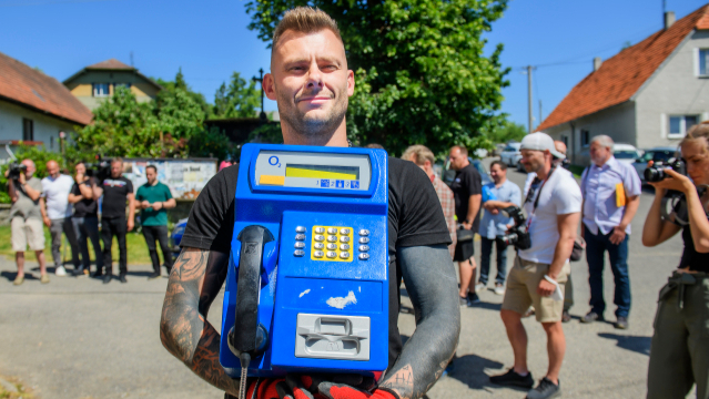 V ČR skončila éra telefonních budek, dělníci odstranili poslední v&nbsp;Hlubyni
