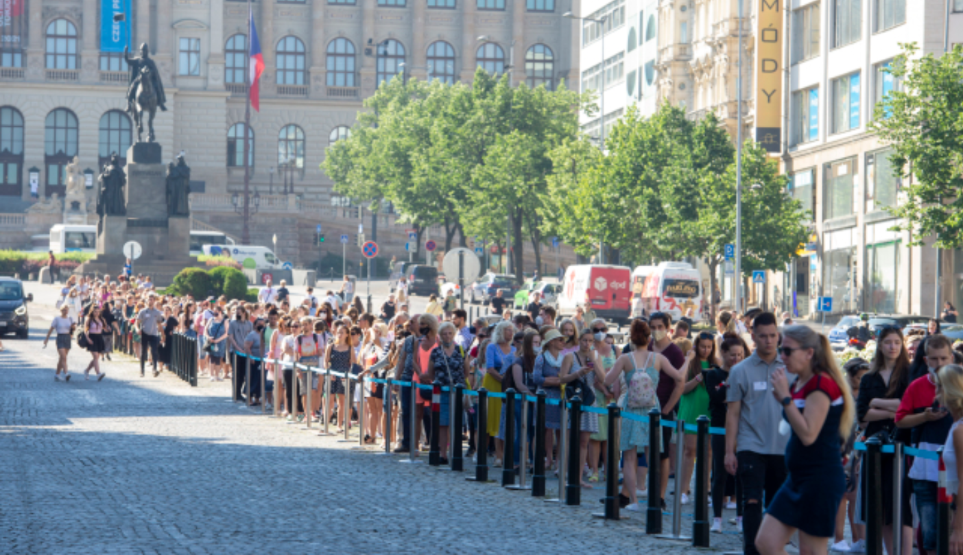 Na otevření prodejny Primark v Praze si přivstaly stovky lidí