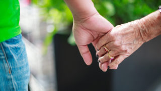 Mladík (23) randí s&nbsp;babičkou (60). Díky netradiční lásce jsou hvězdami internetu