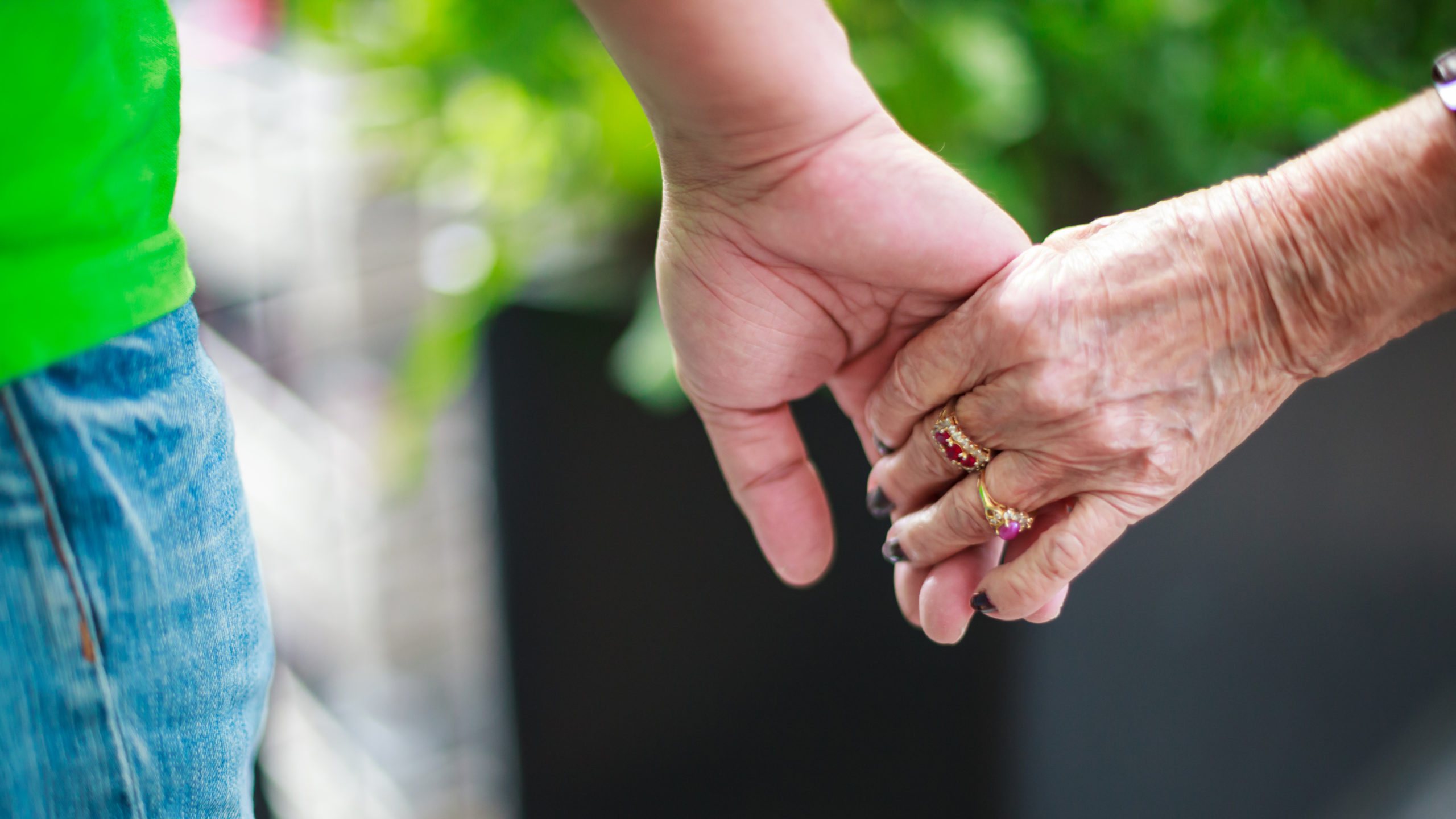Mladík (23) randí s&nbsp;babičkou (60). Díky netradiční lásce jsou hvězdami internetu