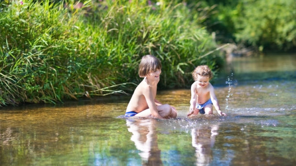 Instruktorka plavání: Že dítě umí plavat neznamená, že se nemůže utopit. Důležitá jsou jasná pravidla - Vimarsana News