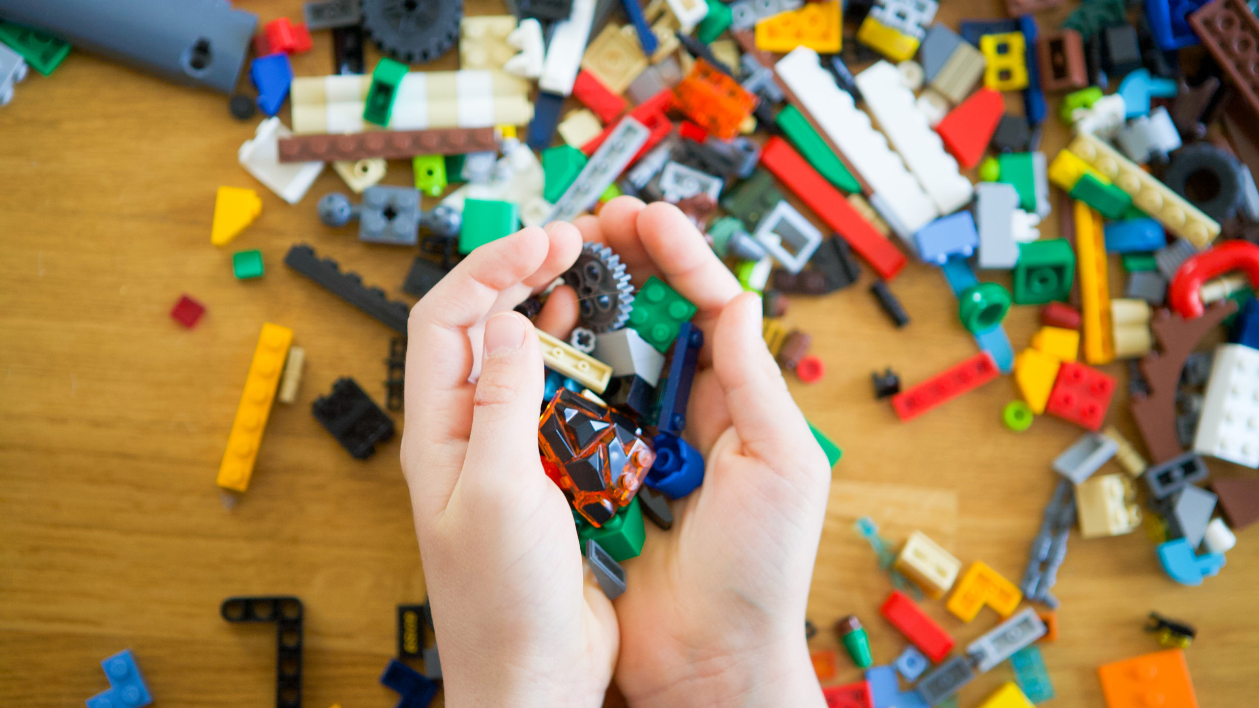 Lego hodlá prodávat stavebnicové kostky z recyklovaných plastových lahví
