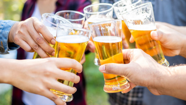 Jak poznat, že pijete moc alkoholu? Sledujte tyhle příznaky - Vimarsana News