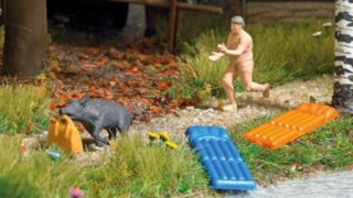 Z virálního hitu udělali figurku: Německý nudista honící divočáka se stal předlohou pro&nbsp;plastový model