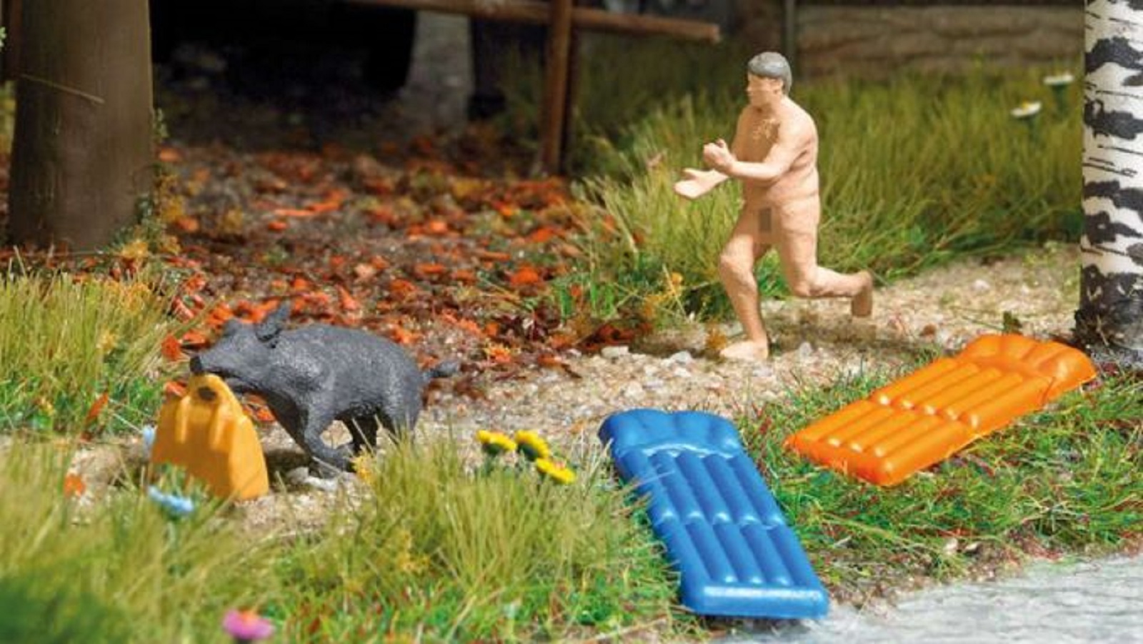 Z virálního hitu udělali figurku: Německý nudista honící divočáka se stal předlohou pro&nbsp;plastový model