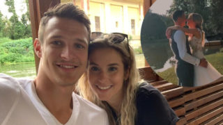 Dominik Kubalík se oženil! Hostům živě zahrál Pavel Callta, nechyběly hokejové dekorace