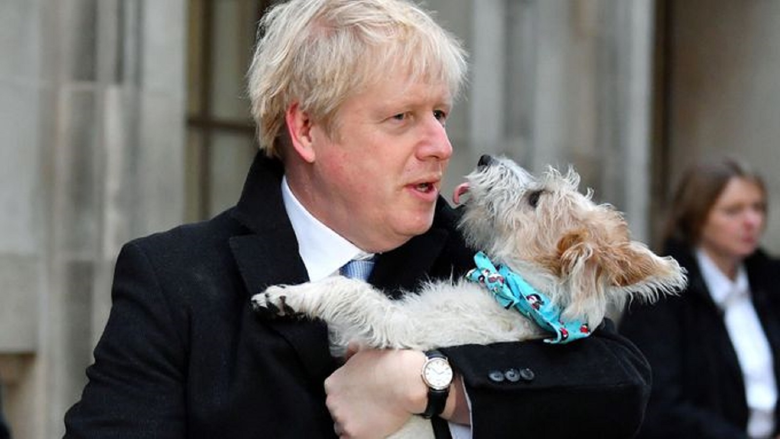 Britský premiér Johnson zažívá kuriózní trapasy: Jeho pes kvůli “milostnému puzení” obskakuje lidem nohy