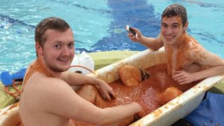 GALERIE: Lidé mají nový koníček! Koupat se ve fazolích…
