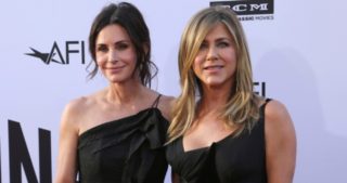 Herečky z&nbsp;Přátel oslavily Den nezávislosti. Seriálová Monica se opět předvedla jako skvělá kuchařka