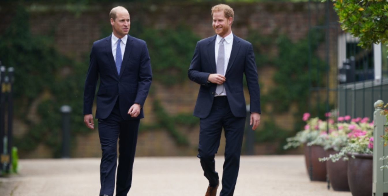 Tentokrát bez hádek a křivd. Princové Harry a William odhalili sochu své milované matky